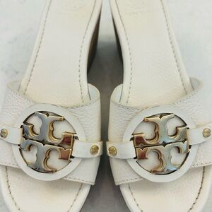 Tory Burch Off White / Gold Logo Leather Platform Slides Size 8.